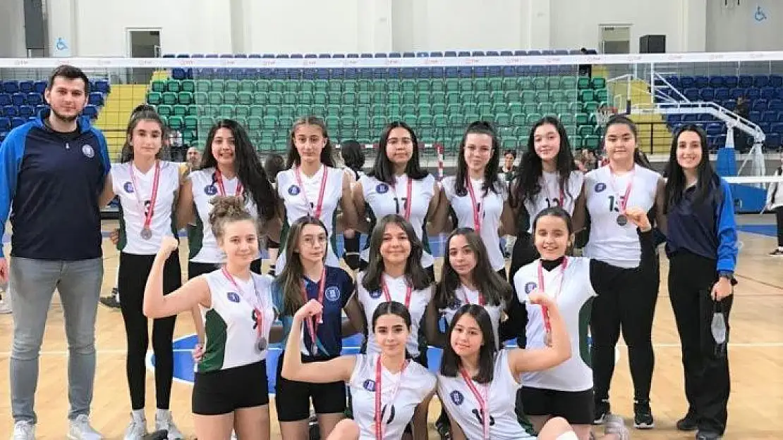 Kütahya Belediyespor Küçük Kızlar Voleybol Takımı il ikincisi oldu