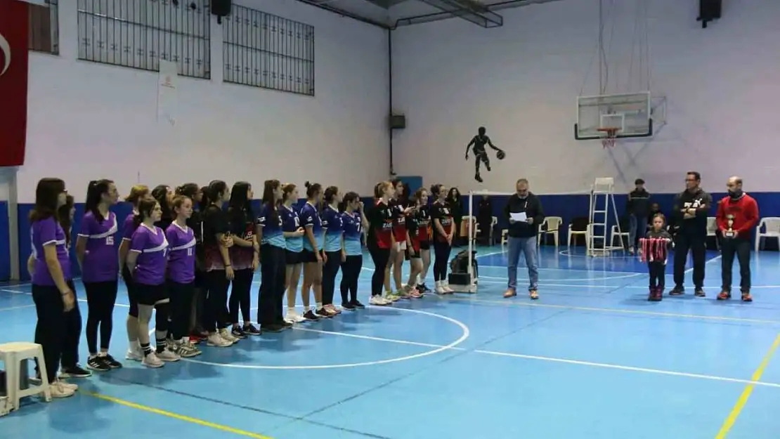 Kütahya'da 'Kız Öğrenciler Arası Badminton Turnuvası'nda şampiyonlar ödüllerini aldı