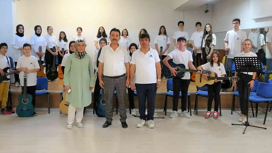 Kütahya'da 'Okullar hayat bulsun' projesi çerçevesinde açılan gitar kursu final konseri ile sona erdi