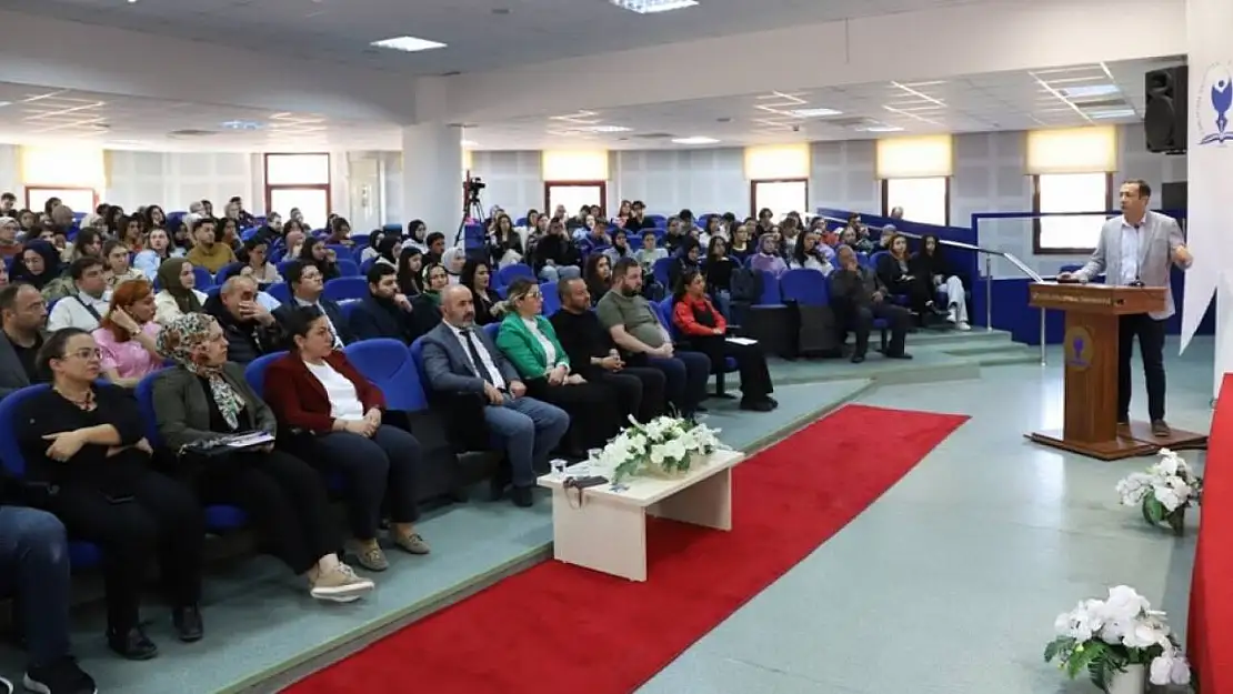 Kütahya'da 'Türkiye Yüzyılı Maarif Modeli' konferansı düzenlendi