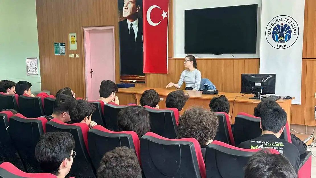 Kütahya'da Araştırma Görevlisi Hidayet Pütün öğrencilerle buluştu
