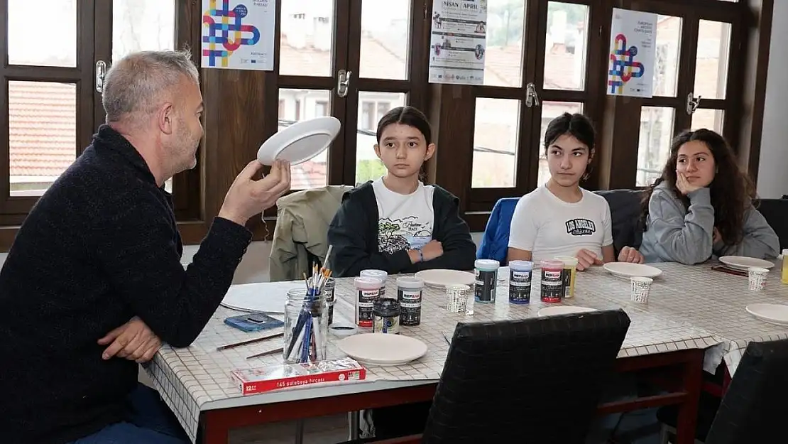 Kütahya'da çocuklar sanatla buluşuyor