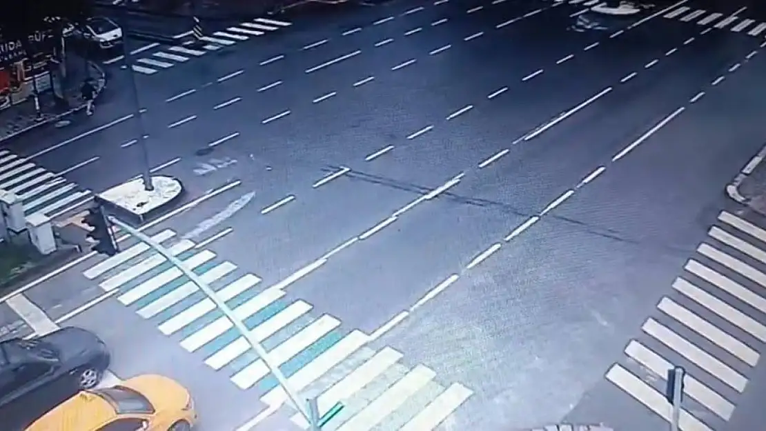 Kütahya'da deprem anı güvenlik kameralarına yansıdı
