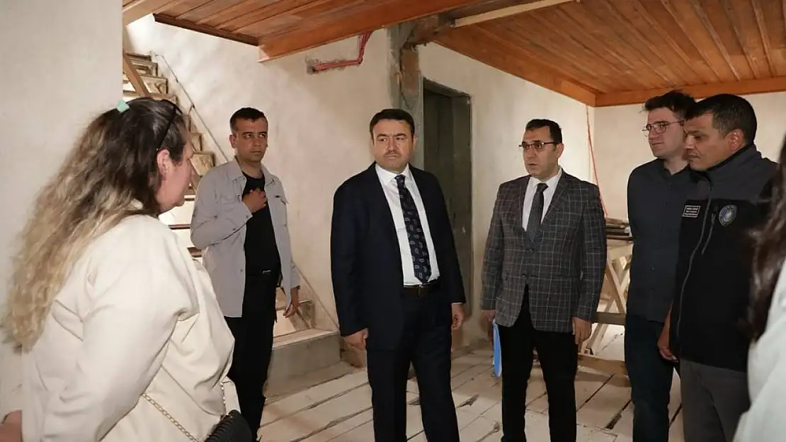 Kütahya'da Gençlik Merkezi olarak restorasyonu süren tarihi konakta inceleme