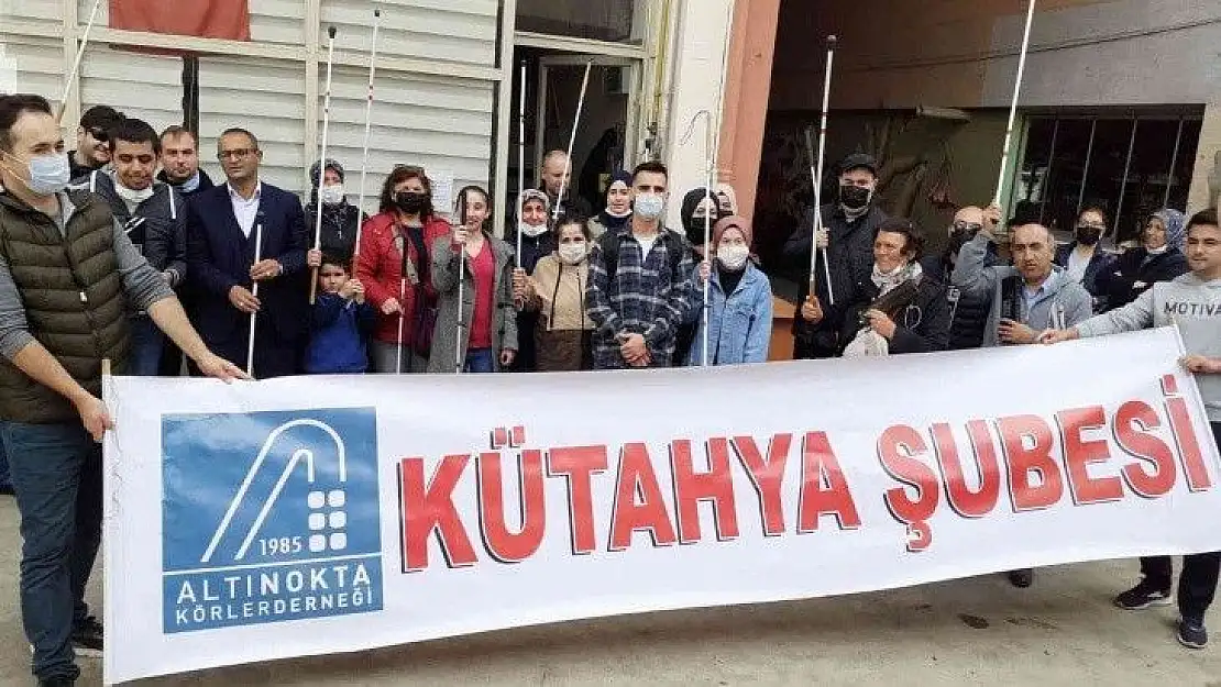 Kütahya'da görme engellilere beyaz baston ve konuşan saat dağıtıldı