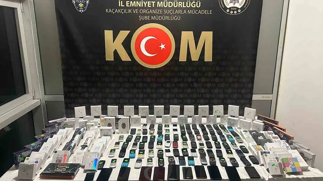 Kütahya'da gümrük kaçağı 102 telefon ve 25 akıllı saat ele geçirildi