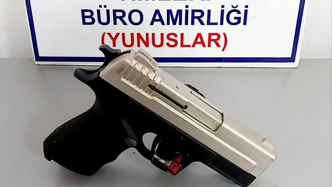 Kütahya'da güvenlik görevlisinin şoför olarak bulunduğu araçta ruhsatsız tabanca ele geçirildi