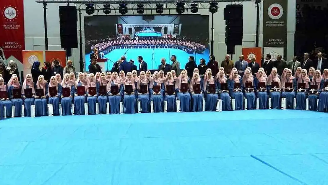 Kütahya'da hafızlık eğitimini başarıyla tamamlayan 83 kız öğrenci için icazet merasimi