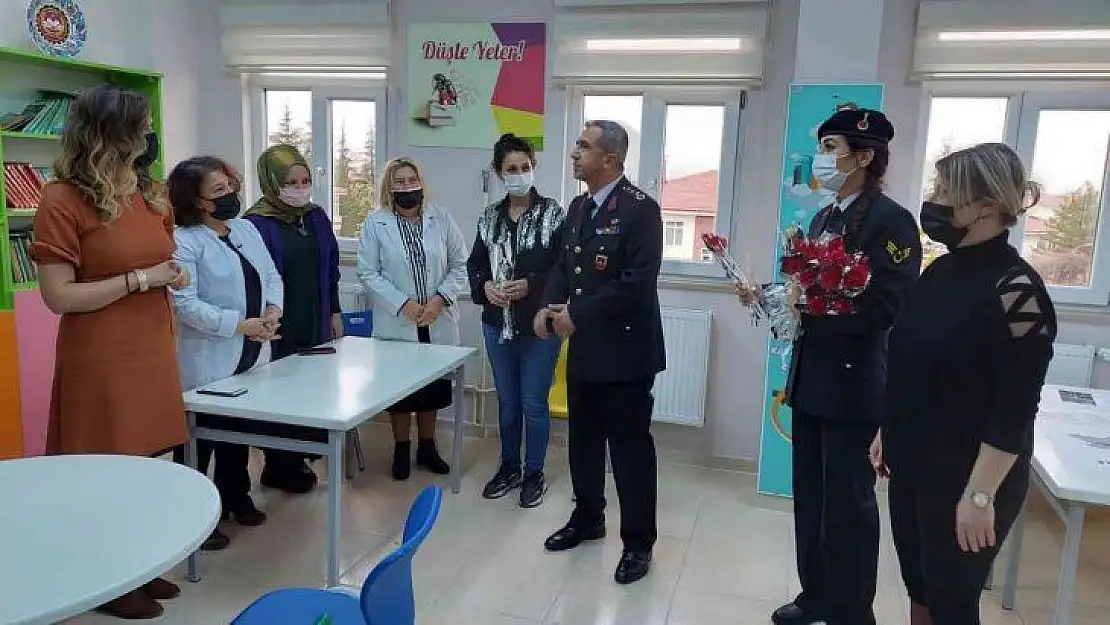 Kütahya'da jandarma, 'Öğretmenler Gününü' kutladı