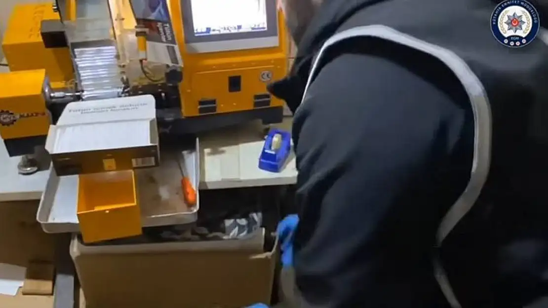 Kütahya'da kaçak makaron ve fişek ele geçirildi, 1 şüpheli tutuklandı