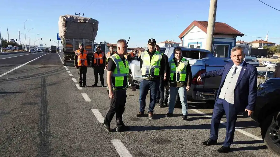 Kütahya'da orman emvali yüklü araçlara mobil denetim