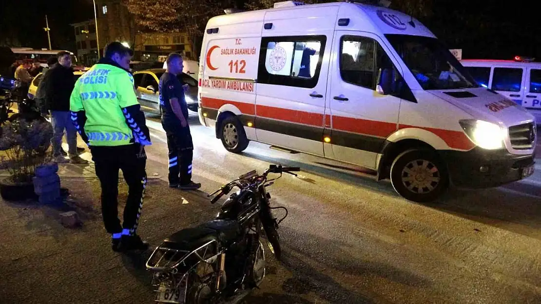 Kütahya'da otomobil ile motosiklet çarpıştı: 2 yaralı