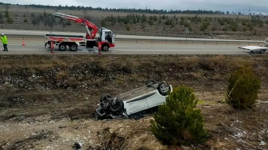 Kütahya'da otomobil şarampole devrildi: 3 yaralı