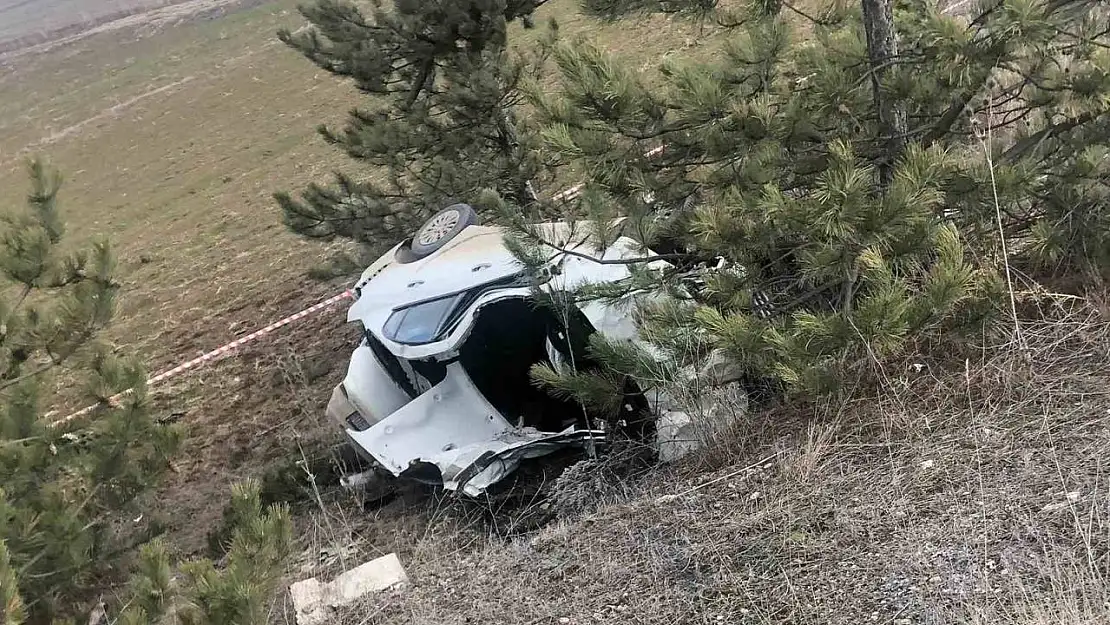 Kütahya'da otomobil şarampole devrildi: 1 ölü, 1 yaralı