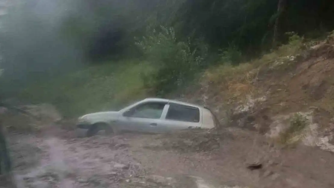 Kütahya'da otomobil sele kapıldı, o anlar kameraya yansıdı