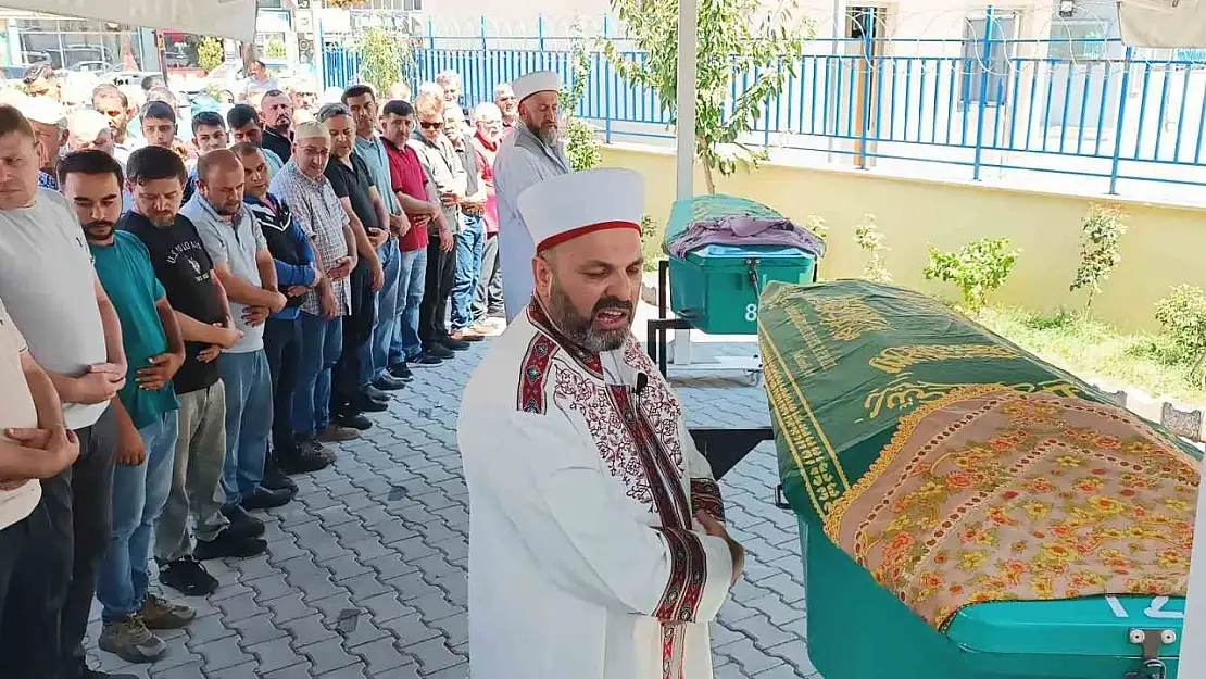 Kütahya'da otomobilin çarpması sonucu hayatları kaybeden iki kız kardeş toprağa verildi