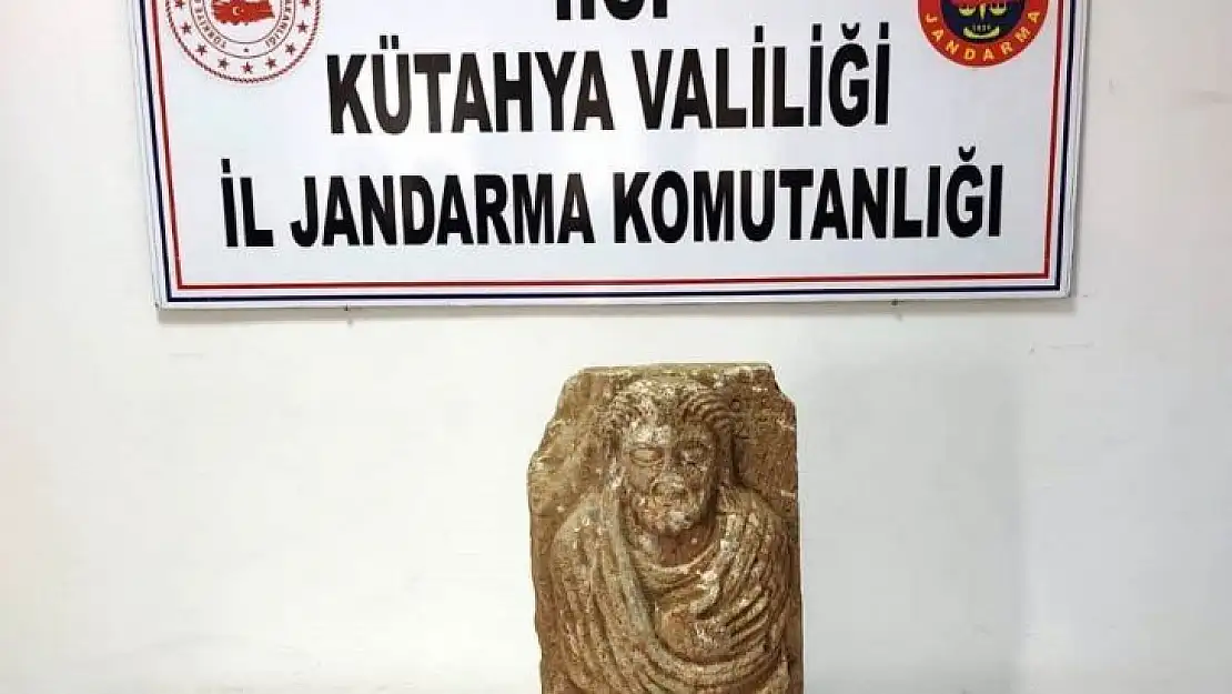Kütahya'da Roma dönemine ait insan figürlü heykel ele geçirildi