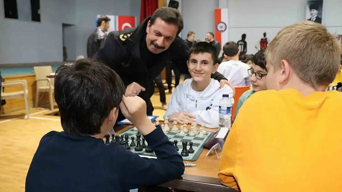 Kütahya'da satranç turnuvası, gençler zeka ve stratejiyle yarıştı