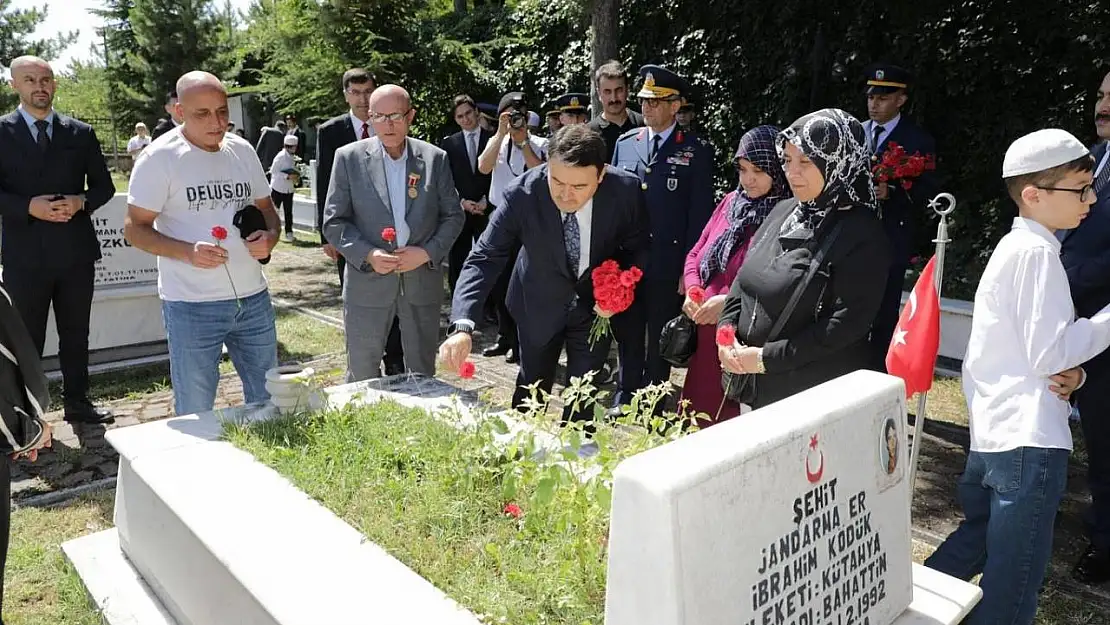 Kütahya'da şehitler kabirleri başında dualarla anıldı