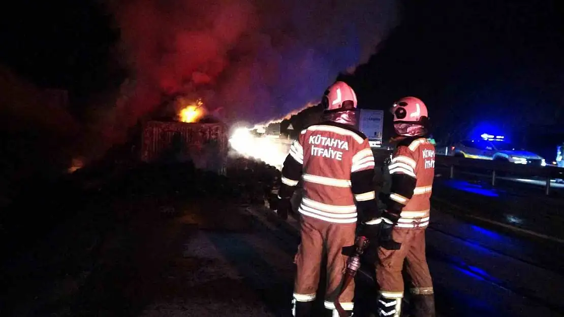 Kütahya'da seyir halindeki iplik yüklü tırda çıkan yangın güçlükle söndürüldü