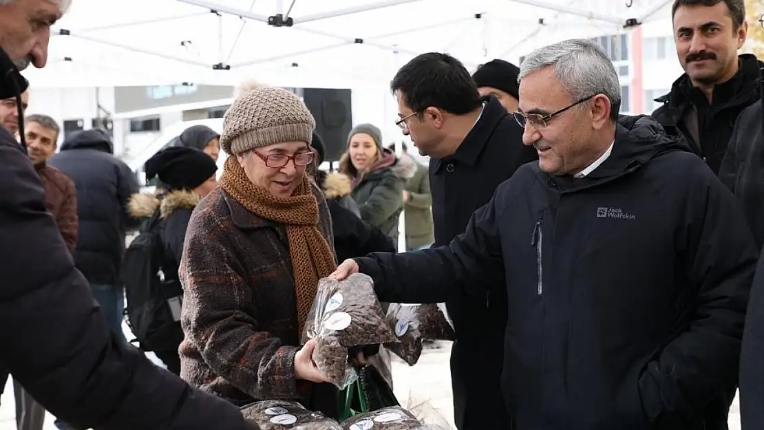 Kütahya'da sokak hayvanları için mama dağıtıldı