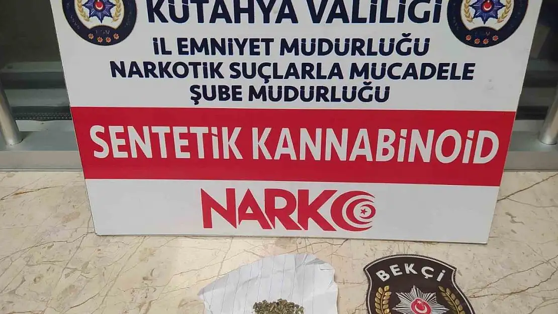 Kütahya'da sürücünün araçtan attığı kağıt parçasının arasından uyuşturucu çıktı