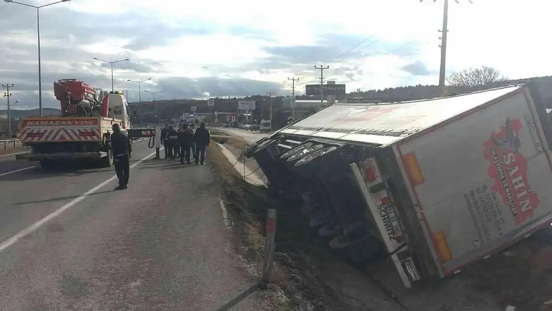 Kütahya'da tır sulama kanalına devrildi