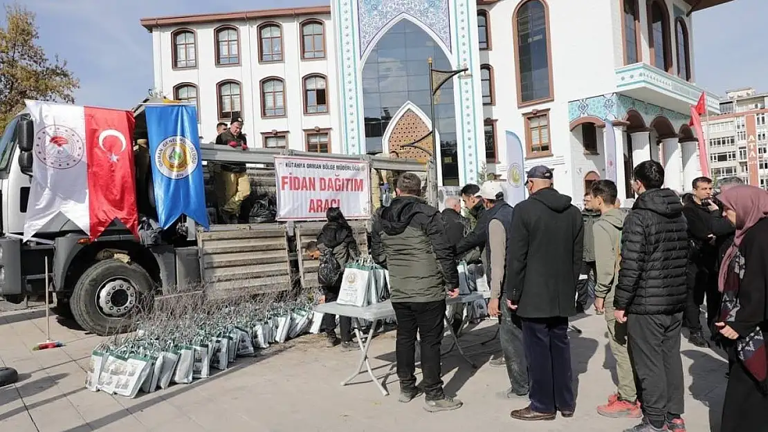 Kütahya'da vatandaşlara 2 bin 500 fidan dağıtıldı