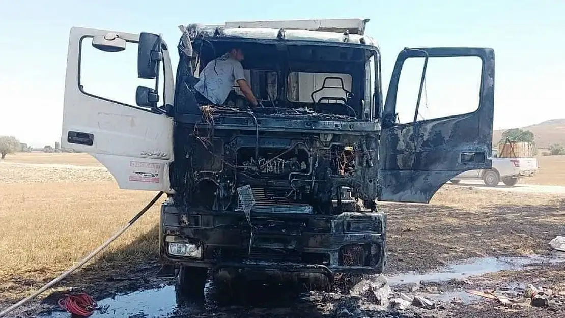 Kütahya'da yanan kamyon hurdaya döndü