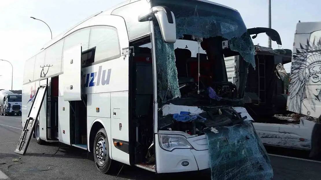 Kütahya'da yolcu otobüsü tıra çarptı: 12 yaralı