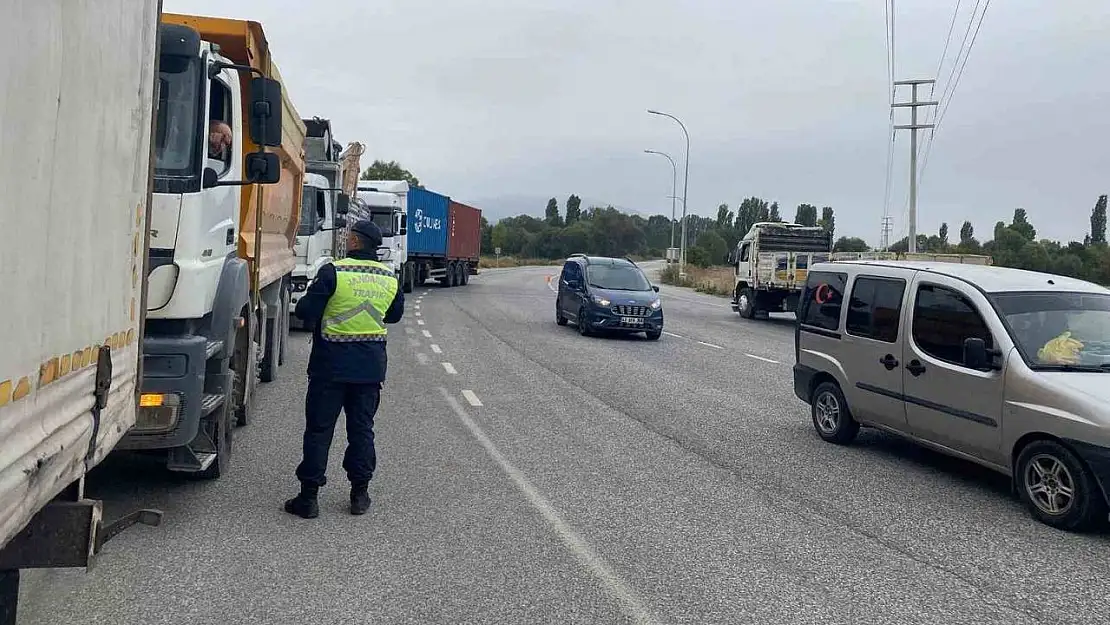 Kütahya'da yük ve yolcu taşımacılığı yapan araçlar ile sürücüler denetlendi