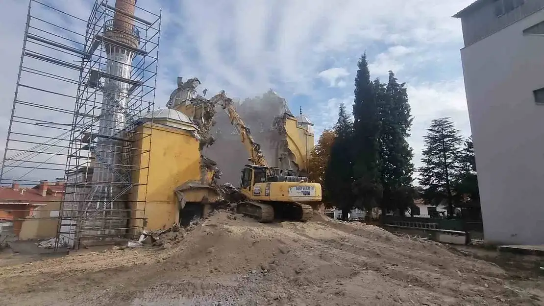 Kütahya'daki tarihi Sultan Alaaddin Camii'nin yıkımına başlandı, minare özel koruma altına alındı