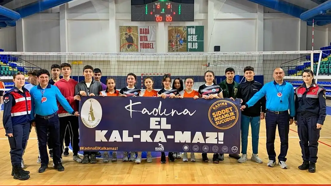 Kütahya'daki voleybol turnuvasında 'Kadına el kalkmaz' pankartı açıldı