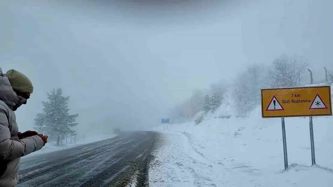 Kütahya Domaniç'te kar ve buzlanma trafiği aksatıyor