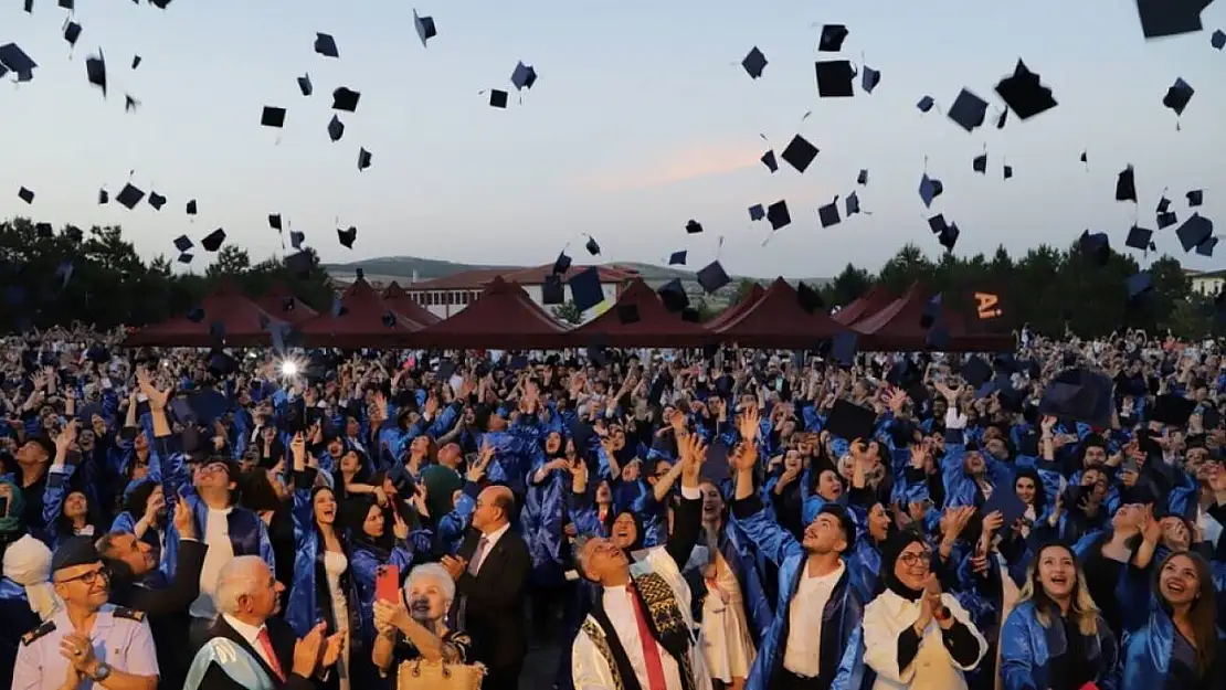 Kütahya Dumlupınar Üniversitesi'nde mezuniyet heyecanı