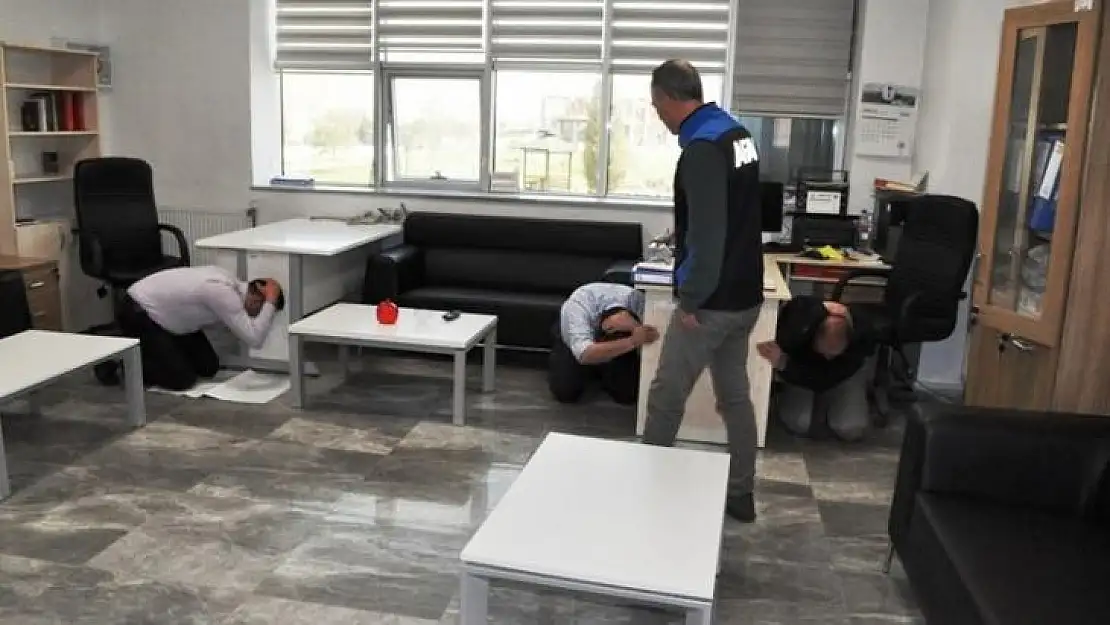 Kütahya Evliya Çelebi Eğitim Merkezi'nde 'Deprem Anı ve Tahliye' tatbikatı