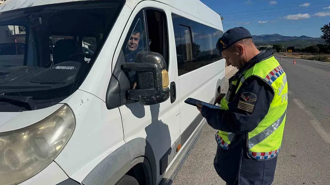 Kütahya Jandarma Trafik Timleri, yük ve yolcu taşıyan araçları denetlendi