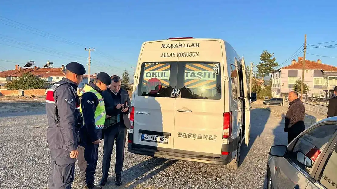 Kütahya Jandarma Trafik Timleri, okul servis araçlarını denetledi