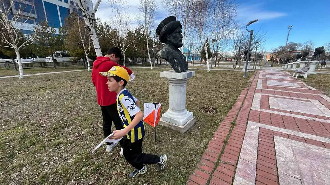 Kütahya Kent Park'ta genç oryantiringciler hedef peşinde koştu