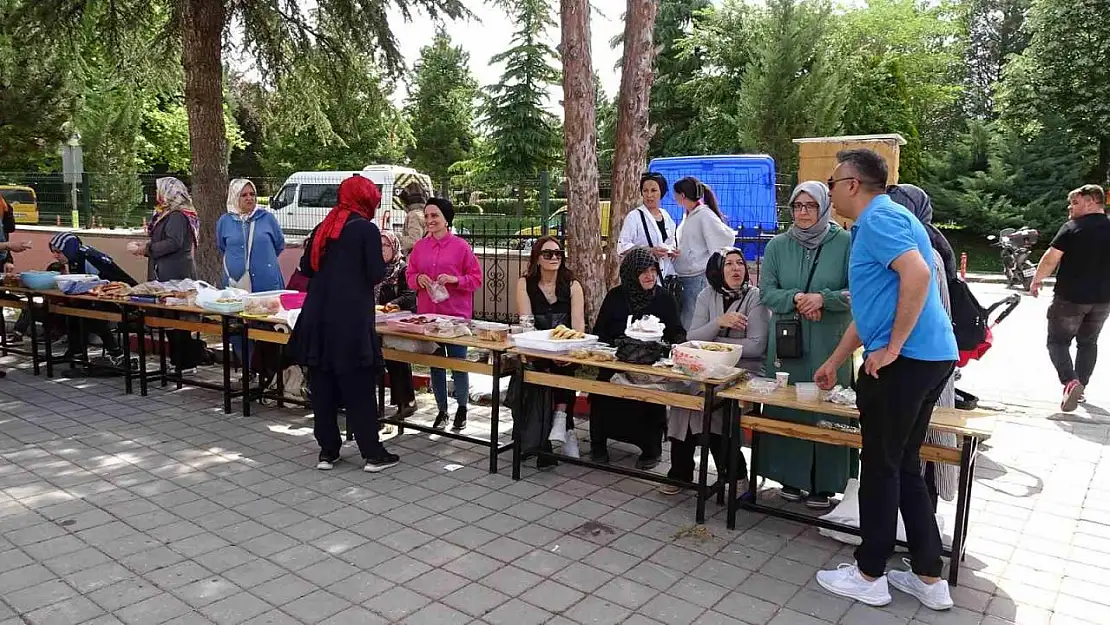 Kütahya Tavşanlı İstiklal Ortaokulu'nda Yardım Standları ve Bahar Şenliği Coşkusu