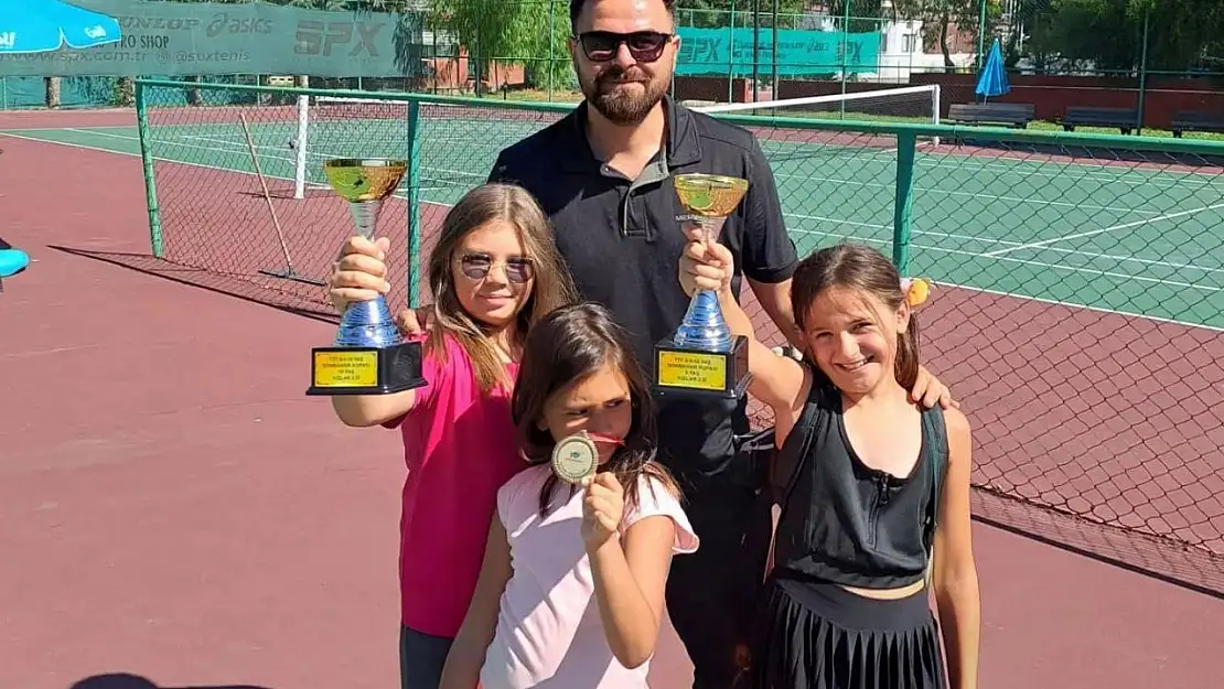 Kütahyalı minik sporcuların tenis başarısı