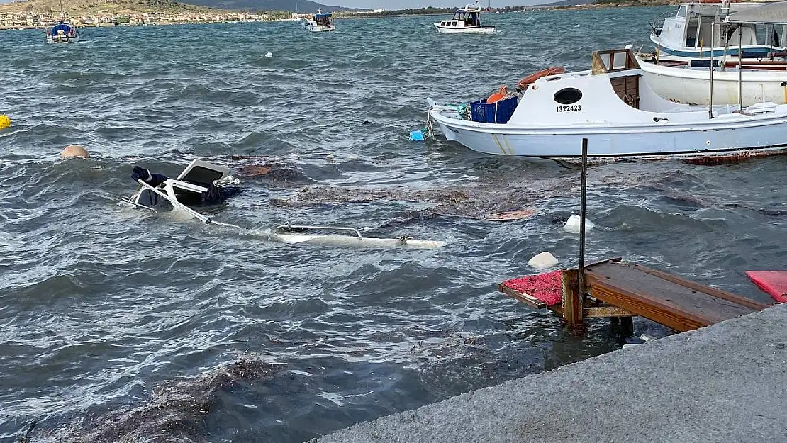 Kuvvetli fırtına ile gelen yağış Ayvalık'ı yıktı geçti