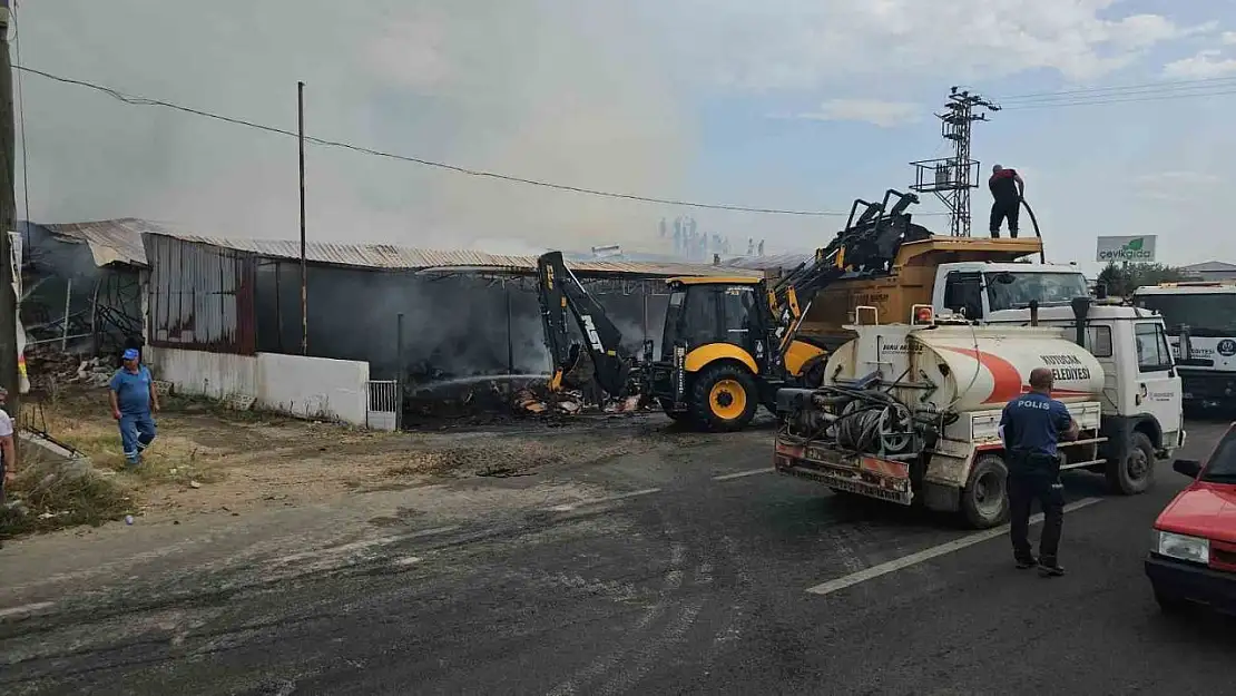 Kuyucak'taki gıda işletmesinde çıkan yangın kontrol altına alındı