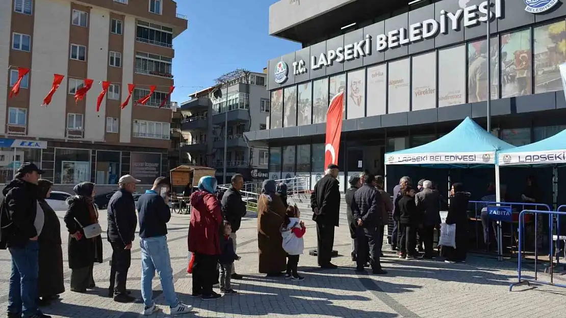 Lapseki Belediyesi Miraç Kandilinde vatandaşlara lokma dağıttı