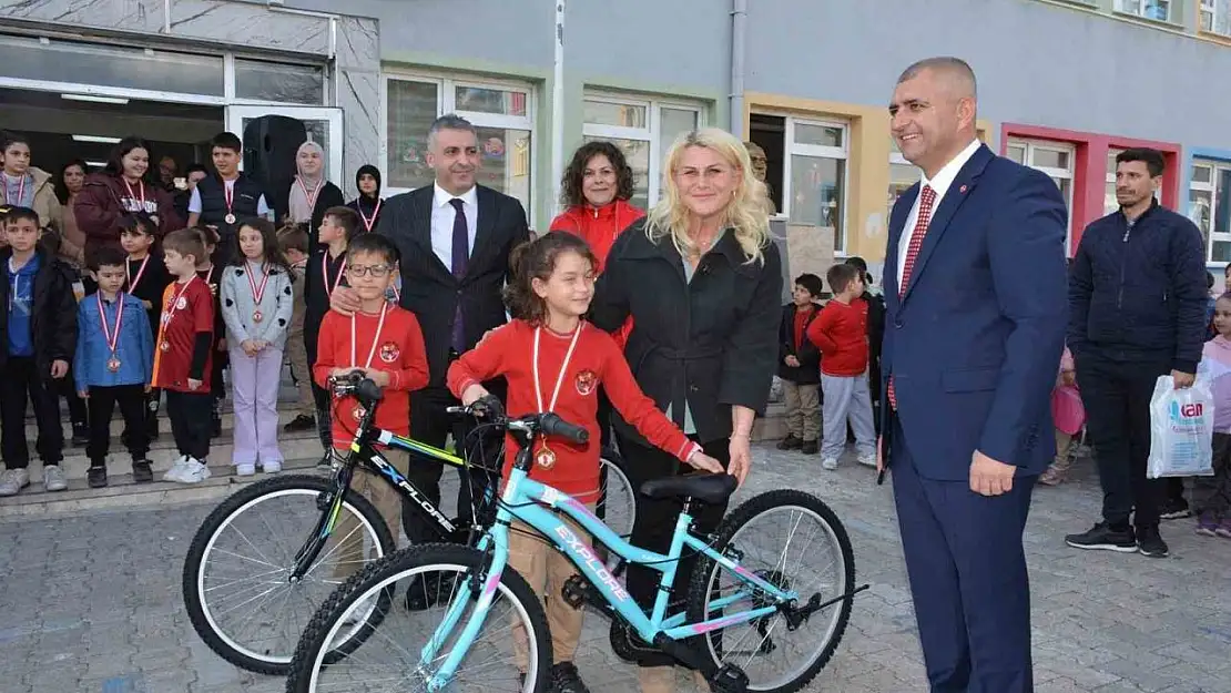 Lapseki'de kan bağışçılarına bisiklet ve madalya