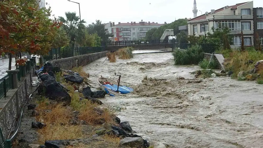 Lapseki'de sağanak yağış etkili oldu