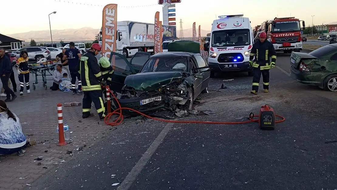 Lastiği patlayan otomobil karşı şeride geçip dehşet saçtı: 1 bebek öldü, 3'ü çocuk 9 kişi yaralandı