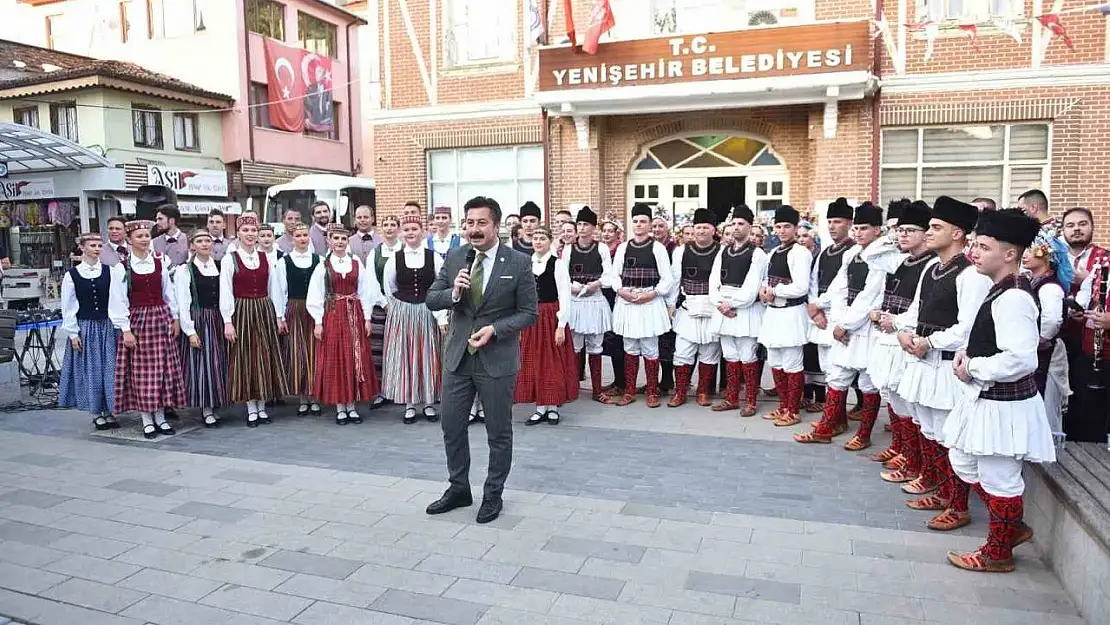 Letonyalı ve Makedon dansçılar Yenişehir'de sahne aldı