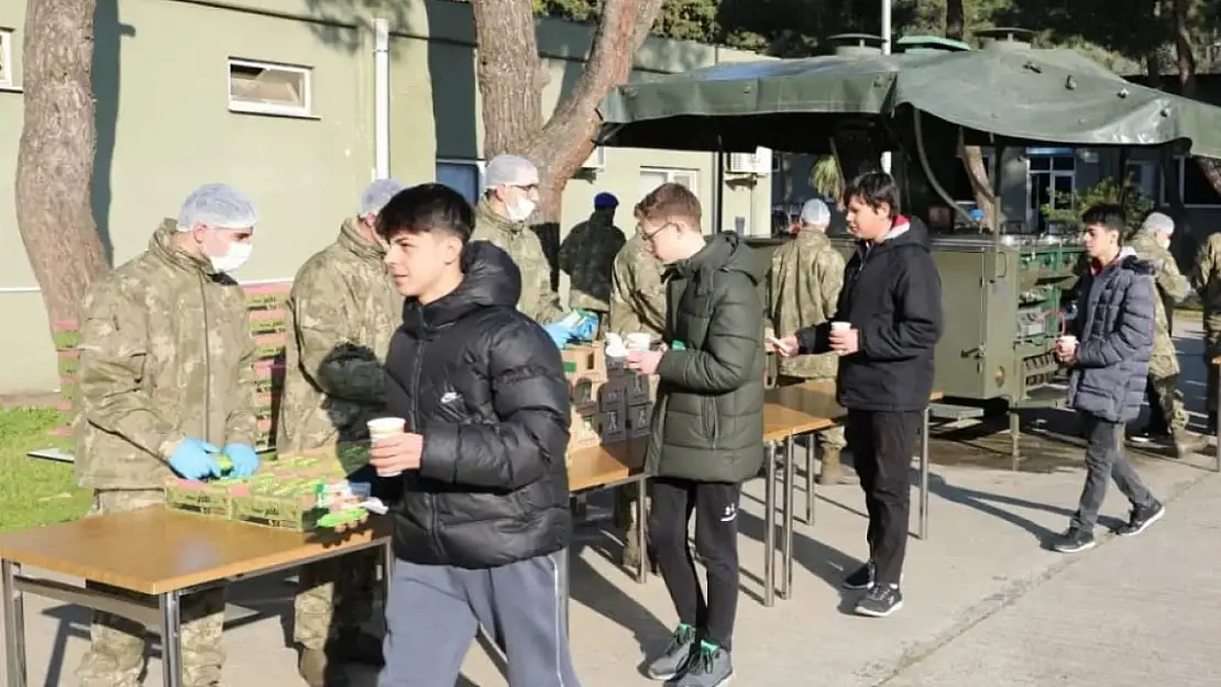 Lise öğrencileri 'Mehmetçikle Bir Gün' etkinliğinde komando birliğini ziyaret etti