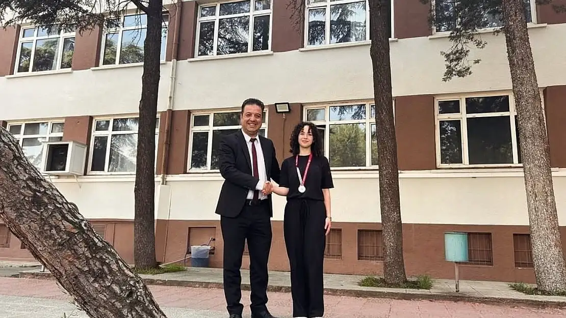 Lise Öğrencisi Betül Sarfın'dan gururlandıran başarı